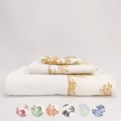 Conjunto de toalhas brancas com detalhes amarelos e padrões florais e campestres empilhadas.