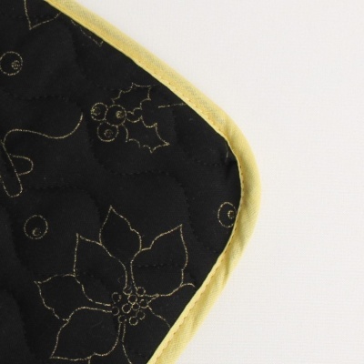 tecido acolchoado preto com desenhos dourados festivos e borda amarela