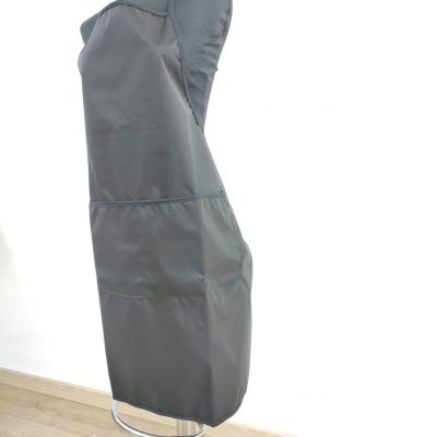 Avental preto liso com bolsos em manequim