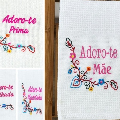 Toalhas bordadas com frases coloridas e flores