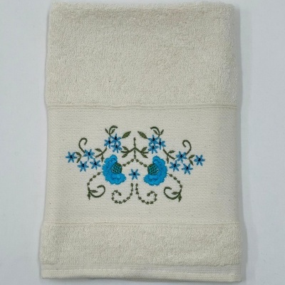 Toalha creme com bordado floral azul e verde no centro