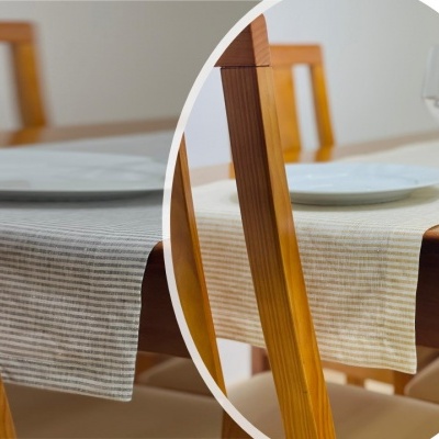 Toalha de mesa listrada com cadeiras de madeira clara