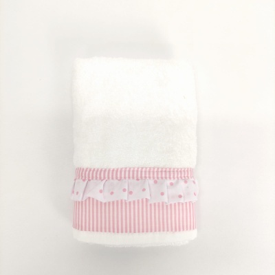 Toalha branca com bordado rosa com riscas e bolinhas e volante.