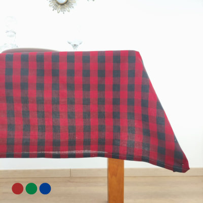 Toalha de mesa xadrez vermelha e preta sobre mesa de madeira