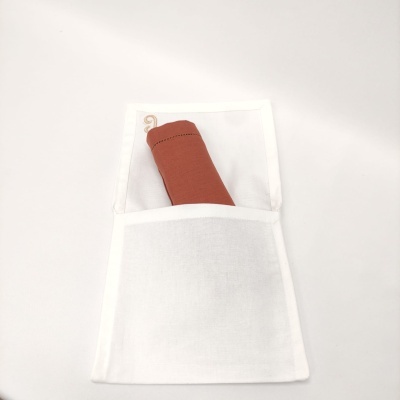 Guardanapo branco com bolso e guardanapo castanho enrolado