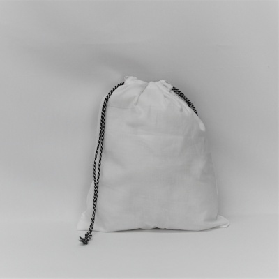 Saco branco de tecido com cordão preto e branco