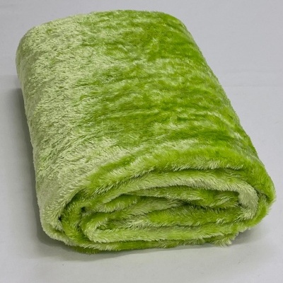 Manta felpuda verde-limão dobrada