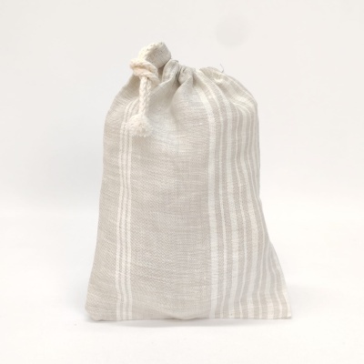 Saco de tecido branco com riscas verticais e cordão de fecho