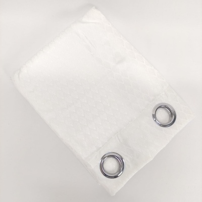 Cortina branca com ilhós metálicos