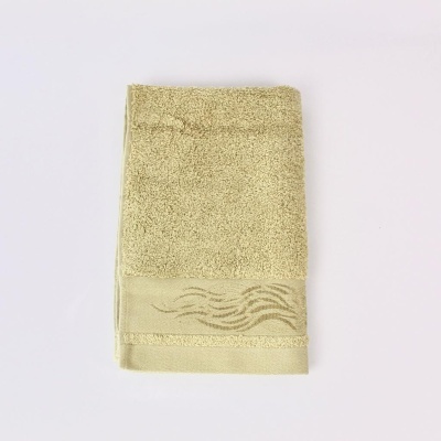 Toalha bege felpuda com faixa decorativa de ondas