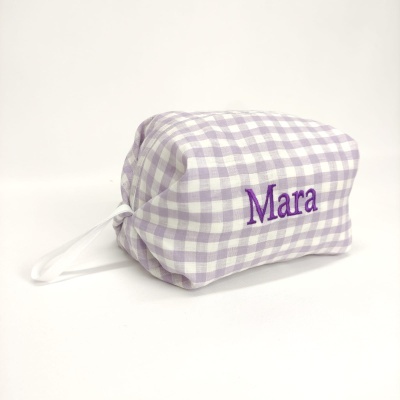 Bolsa de tecido xadrez lilás e branco com nome bordado roxo