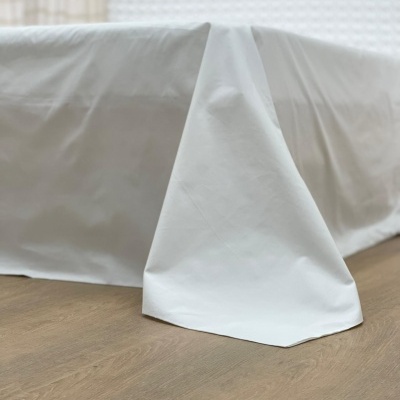 Colcha branca lisa em cama