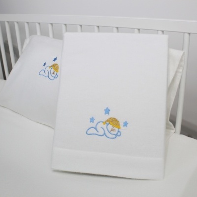 Conjunto de fralda e toalha infantil brancos com bordado de tartaruga azul e amarelo