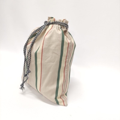 Saco de algodão com riscas verdes e vermelhas e cordão xadrez preto e branco