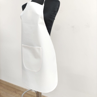 Avental branco com bolso frontal exibido num manequim preto