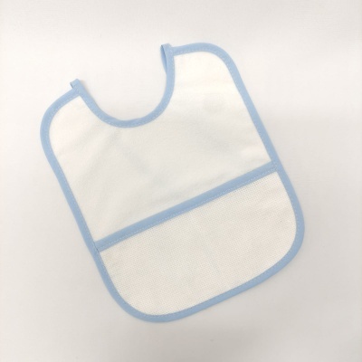 Babete branco com bordas azuis e bolso de rede