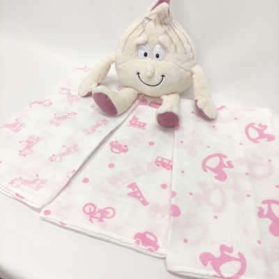 Três panos de boca brancos com desenhos cor-de-rosa e brinquedo de peluche em forma de alho sorridente