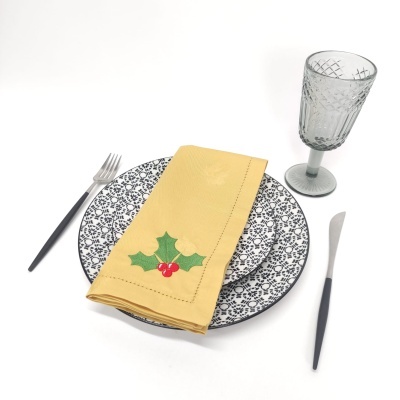 Conjunto de prato, guardanapo bordado, talheres e copo de vidro