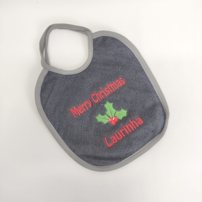 Babete cinzento escuro com bordado de Natal com nome Laurinha