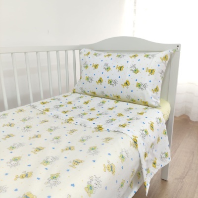 Conjunto de roupa de cama infantil com padrão de ursinhos e flores em cama branca