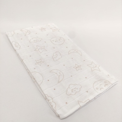 Toalha branca com padrão de nuvens, estrelas e luas em bege