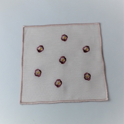 Pano branco quadrado com borda rosa e flores bordadas