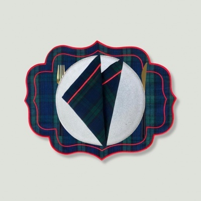 Jogo americano e guardanapo xadrez azul verde vermelho com prato branco e talheres dourados