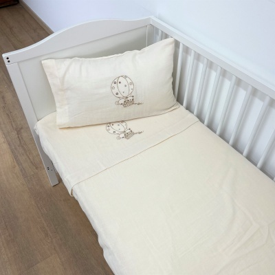 Cama branca de bebé com conjunto de roupa de cama bege bordado com balão de ar quente