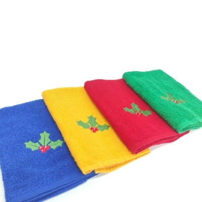 Quatro toalhas de banho coloridas com bordados de azevinho