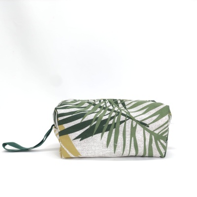 Necessaire retangular com padrão de folhas verdes e fundo cinzento claro