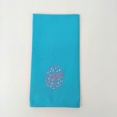 Guardanapo azul turquesa com bordado de ovo rosa com morangos