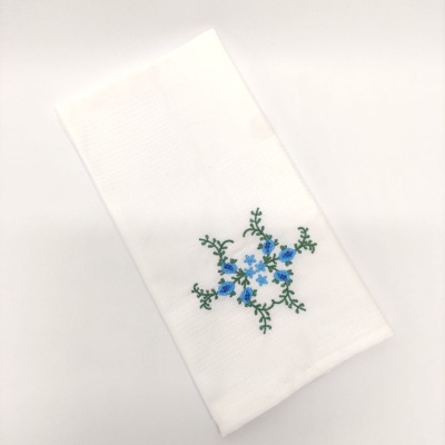 Guardanapo branco com bordado floral azul e verde