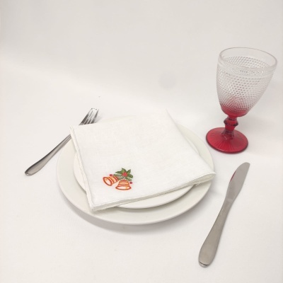 Conjunto de jantar com prato branco, guardanapo com bordado de Natal, talheres e copo vermelho