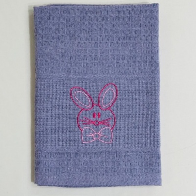 Toalha azul com bordado de coelho cor-de-rosa