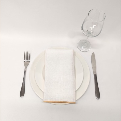 Conjunto de mesa com talheres, prato, guardanapo e copo sobre fundo branco