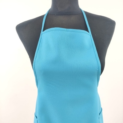 Avental azul turquesa em tecido liso com textura em manequim preto