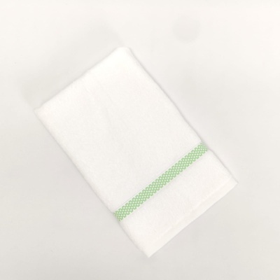 Toalha branca com barra verde clara