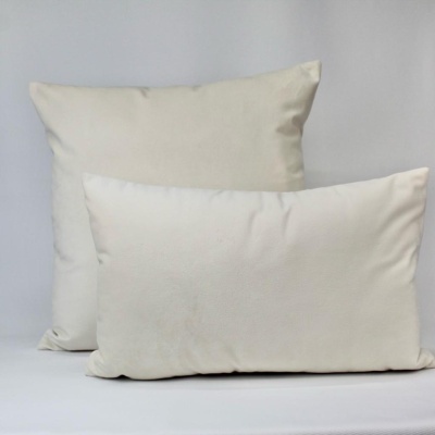 Duas almofadas brancas simples, uma vertical e outra horizontal