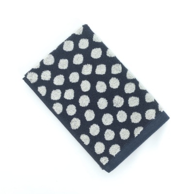 toalha de mão azul escuro com bolinhas brancas