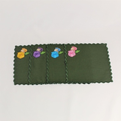 Conjunto de quatro panos verdes com bordados florais coloridos