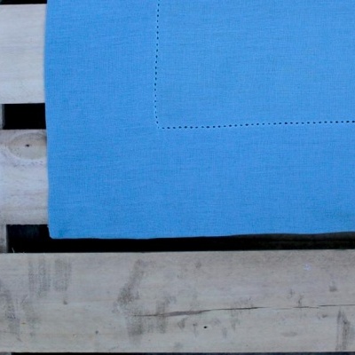 Pano azul claro decorativo sobre superfície de madeira rústica