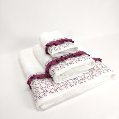 Conjunto de toalhas brancas com bordado e bordas roxas folhadas
