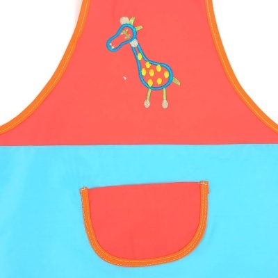 Avental infantil coral e azul com bordado de girafa e bolso coral
