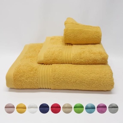 Jogo de toalhas amarelas empilhadas com faixas decorativas sobre fundo branco, mostrando várias cores disponíveis.