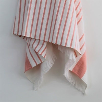 Manta ou toalha riscada rosa e branca com franjas