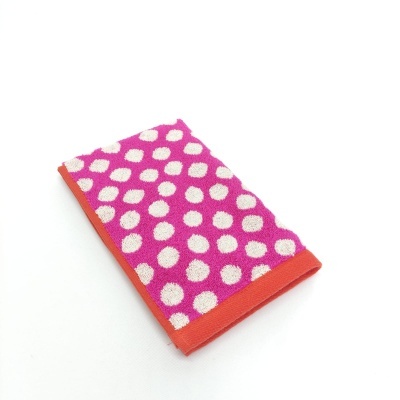 Carteira ou porta-cartões rosa com bolinhas brancas e bordas laranja