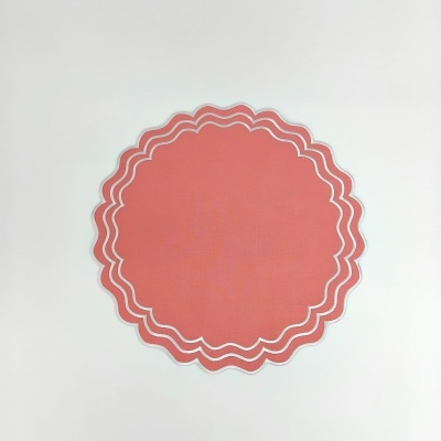 Disco redondo rosa com bordas onduladas brancas e cinzas