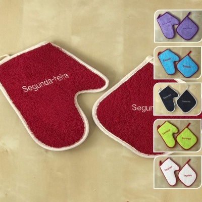 luvas e panos de cozinha coloridos com dias da semana bordados