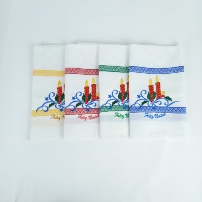 Panos de cozinha brancos com bordados de velas vermelhas e texto 'Feliz Natal' em várias cores