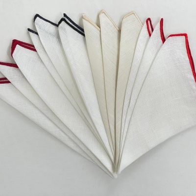 Dez guardanapos de tecido branco com bordas coloridas em leque